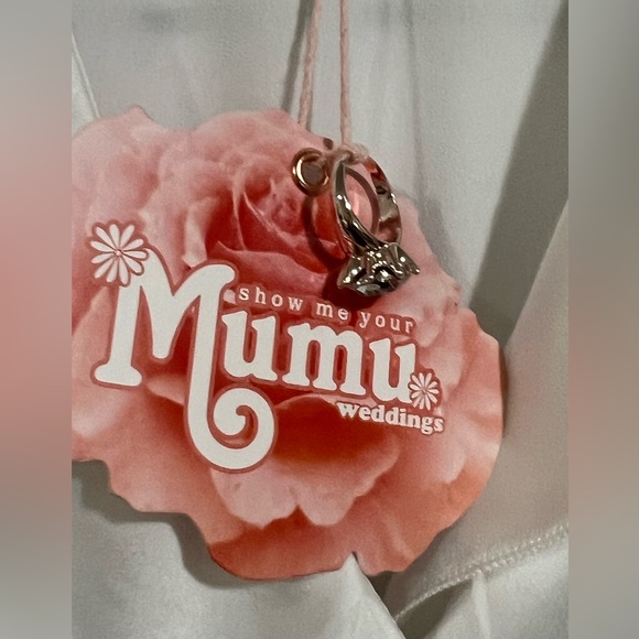 Show me your MuMu white wedding dress size M - Picture 8 of 9